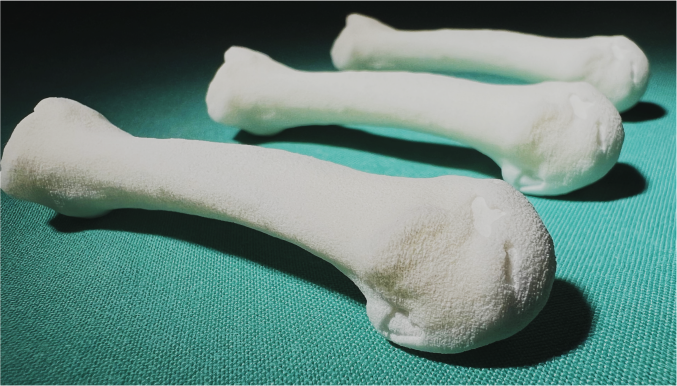 Fertigung von Kunstknochen mit visko-elastischen Eigenschaften und innerer Struktur menschlicher Knochen